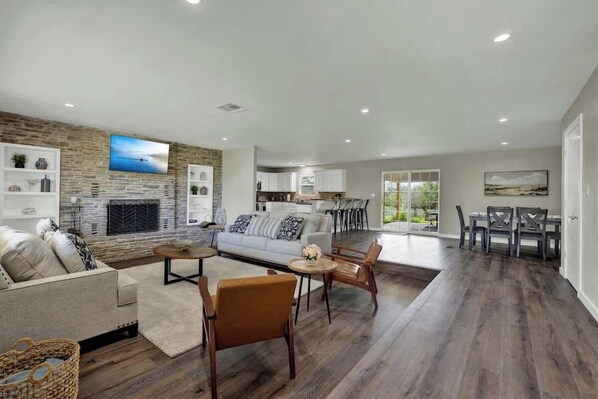 TV, fireplace, offices