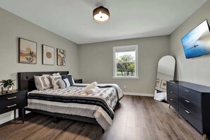 5 bedrooms, iron/ironing board, WiFi, bed sheets