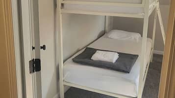 4 bedrooms, iron/ironing board, WiFi, bed sheets