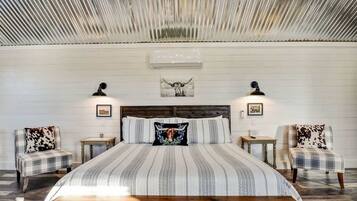 4 bedrooms, iron/ironing board, WiFi, bed sheets