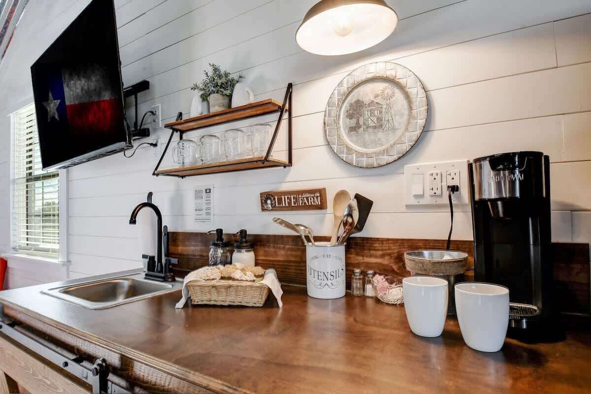 Coffee/tea maker, fridge, microwave, cookware/dishes/utensils