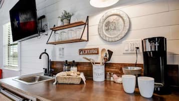 Coffee/tea maker, fridge, microwave, cookware/dishes/utensils