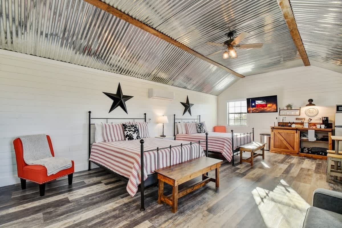 4 bedrooms, iron/ironing board, WiFi, bed sheets