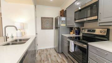 Køleskab, mikrobølgeovn, ovn, kogeplade