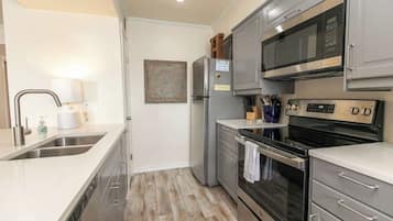 Refrigerador, microondas, horno y parrilla de estufa