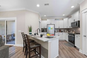 Fridge, microwave, oven, stovetop - Luxury Hilton Head Villa Getaway 4BR 3 Full BA 1 Half BA Beach Essentials Includ (Hilton Head Island)