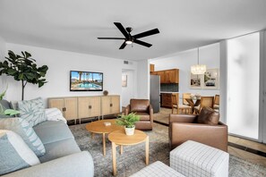 TV - Mountain View 2-Bedroom Condo, Gated Community 1 Mile from El Paseo (Palm Desert)