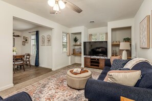 Smart TV - Walkable 2BR Cottage in Downtown Marion (Marion)