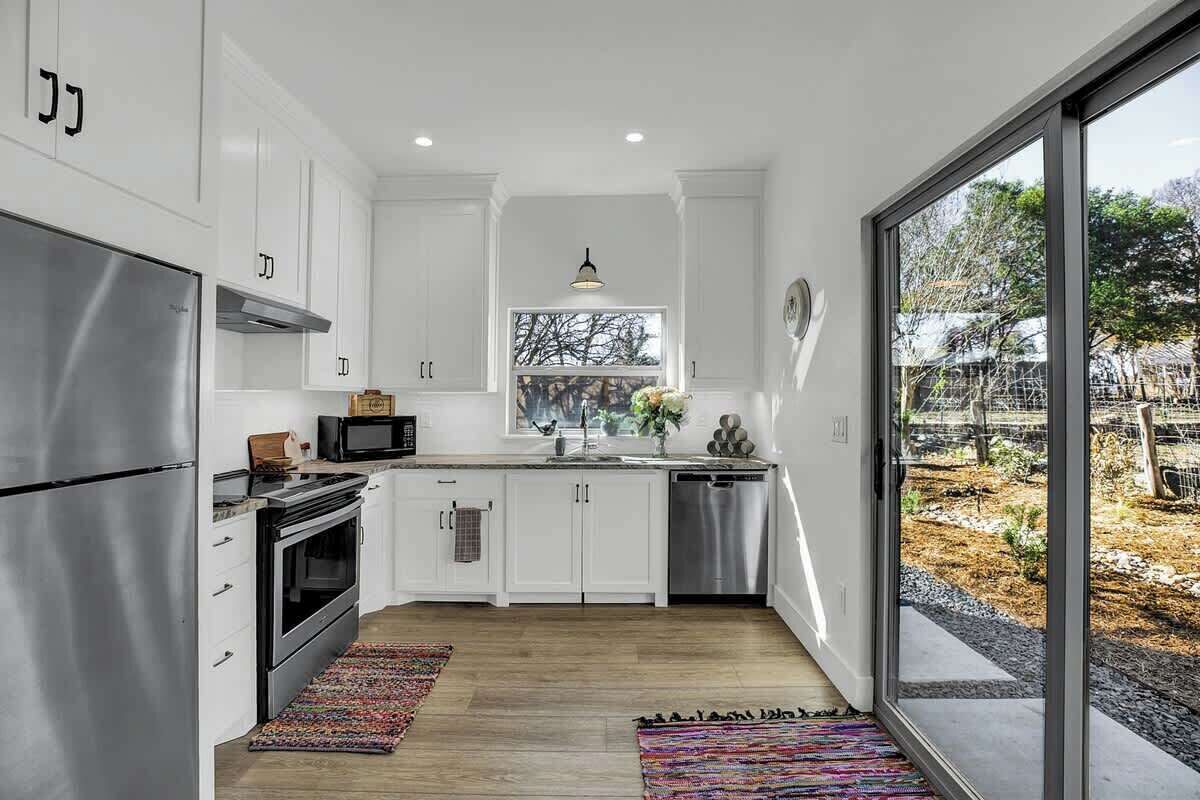 冷蔵庫、電子レンジ、オーブン、コンロ