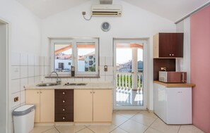 Kühlschrank, Herdplatte, Wasserkocher mit Kaffee-/Teezubehör