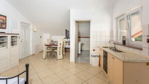 Una cocina compacta con comedor, un baño pequeño y un ventanal con vistas.