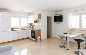 Fridge, oven, stovetop, dishwasher - Stunning apartment in Crikvenica with WiFi (Crikvenica)