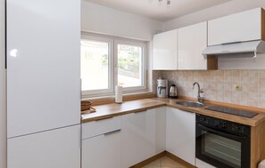 Fridge, oven, stovetop, dishwasher - Stunning apartment in Crikvenica with WiFi (Crikvenica)