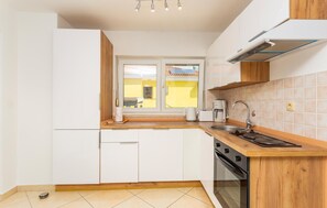 ثلاجة، فرن، موقد طهي مسطح، غسالة أطباق