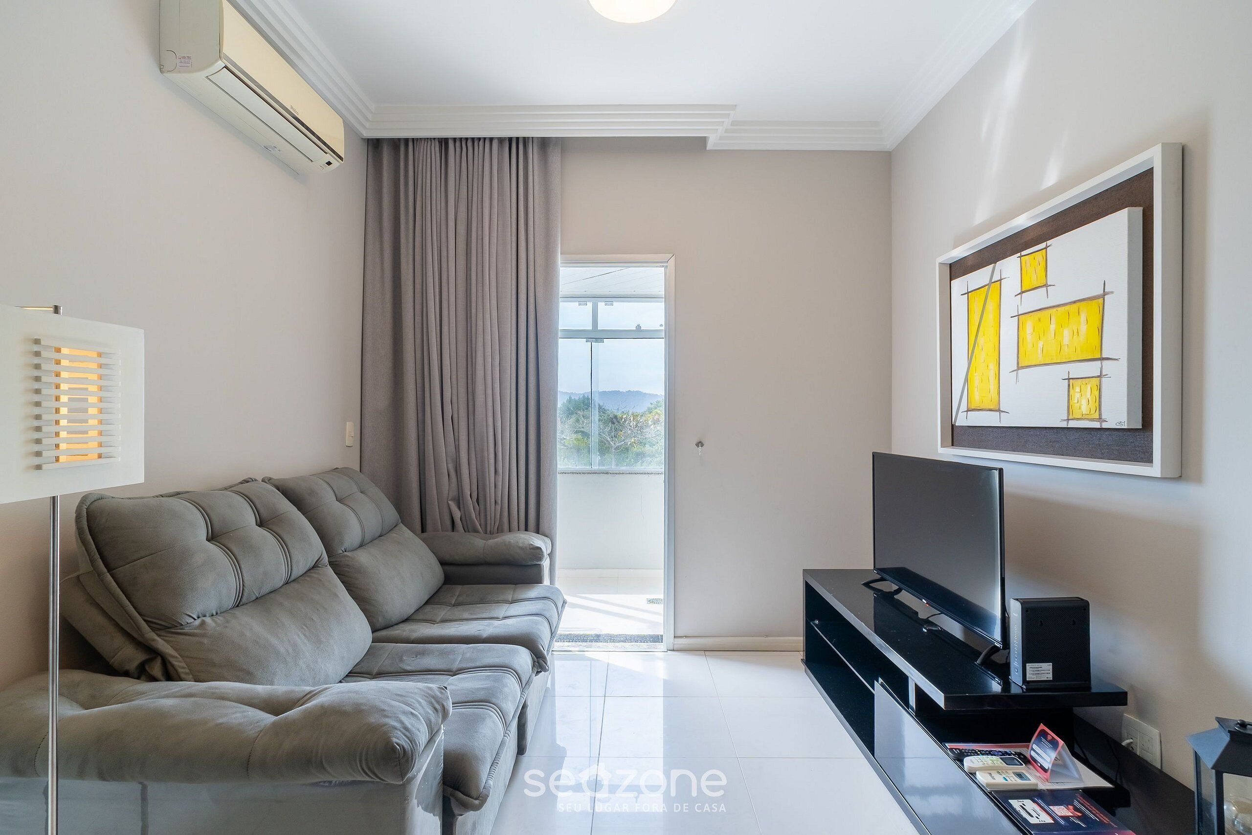 Perushuoneisto | Oleskelualue | 32–tuumainen äly-TV, jossa digitaalikanavat