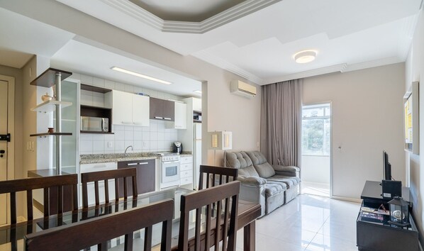 Basic-Apartment | Wohnbereich | 32-Zoll-Smart-TV mit Digitalempfang