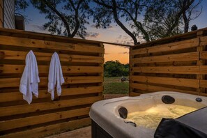 Bañera de hidromasaje al aire libre
