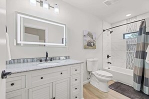 Shower, hair dryer - Winecup Waterfront Cottage (Fredericksburg)