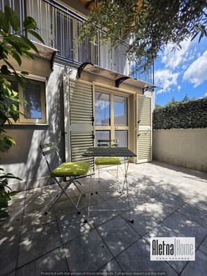 تناول الطعام بالخارج