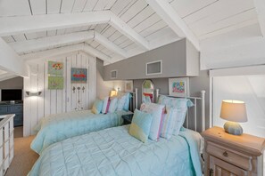 4 bedrooms, iron/ironing board, WiFi, bed sheets