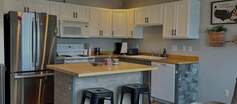 Cozy 2BR/2BA Condo in Anchorage  Full Kitchen + Dishware  Great Location!
