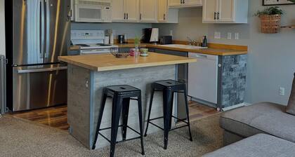 Cozy 2BR/2BA Condo in Anchorage Full Kitchen + Dishware Great Location!