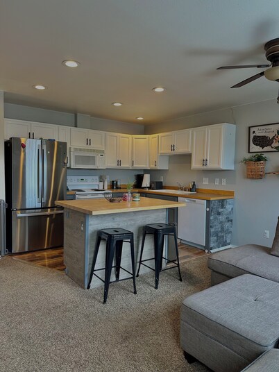 Cozy 2BR/2BA Condo in Anchorage  Full Kitchen + Dishware  Great Location!