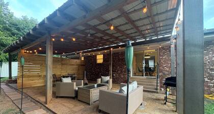 Kick back and relax in this calm, stylish retreat near OU!