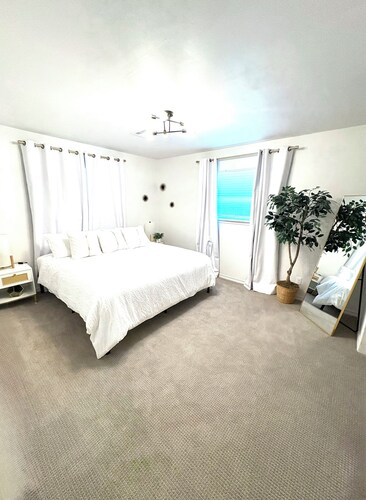 Kick back and relax in this calm, stylish retreat near OU!