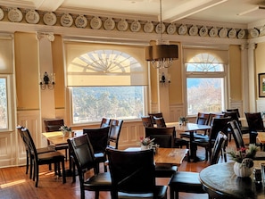 Desayuno a la carta diario (USD 30.00 por persona)