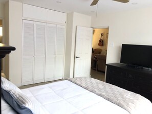 1 Schlafzimmer, Zimmersafe, Schreibtisch, Bügeleisen/Bügelbrett