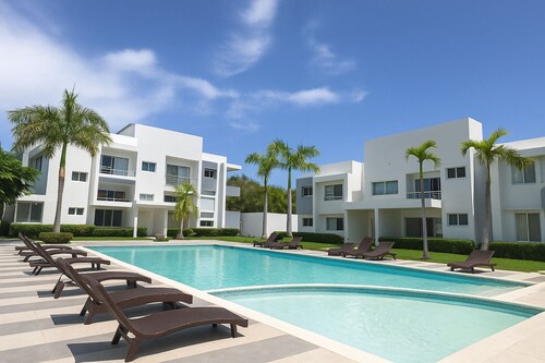 White Sand: Private Beach, Pool & Free Shuttle