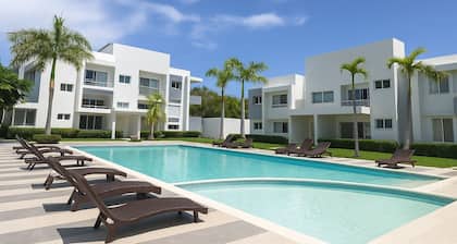 White Sand: Private Beach, Pool & Free Shuttle