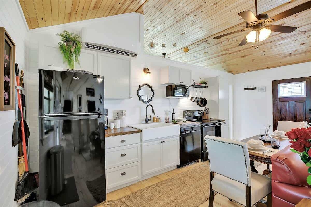 Réfrigérateur, four à micro-ondes, un four, surface de cuisson