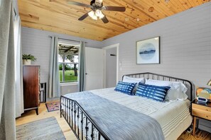 2 bedrooms, iron/ironing board, bed sheets