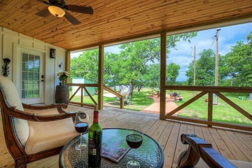 3 Acre Luxury Cottage near Fred!