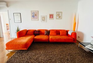 TV - Penthouse 22. Elegant app.to with a breathtaking view of St. Peter's dome. (Roma)