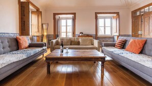 Un salon avec deux canapés, une table basse et une cheminée.