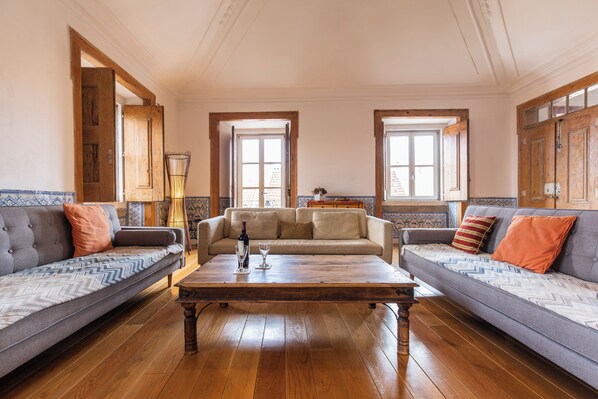 Téléviseur connecté, lecteur de DVD, livres, sélection de films