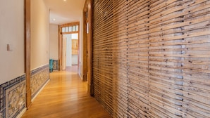 Un couloir doté d’un plancher en bois et d’un mur à texture.