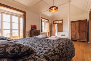 4 bedrooms, desk, iron/ironing board, travel cot