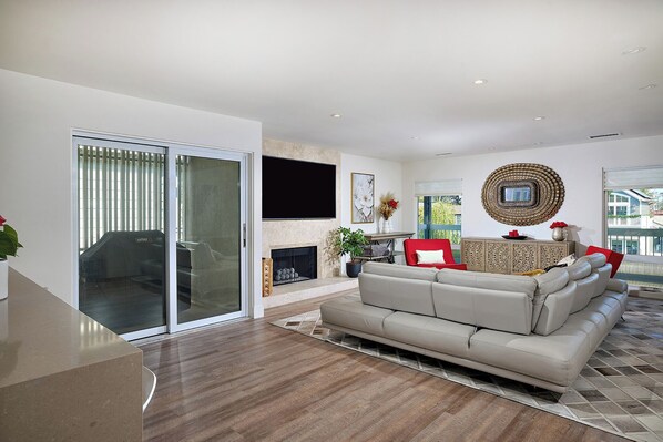 TV, fireplace