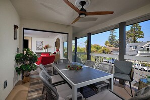 Outdoor dining - Elegant 3 bedroom/2.5 bath condo 1 blk from Hotel del Coronado (Coronado)