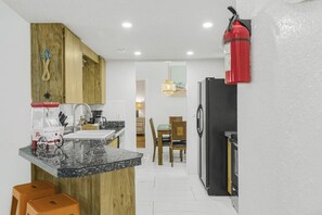 Cafetera y tetera, refrigerador, microondas y horno