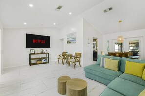 Smart-TV, bordtennis og stereoanlegg