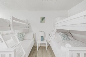 Desk, iron/ironing board, travel cot, free WiFi - Relax Gateway• Near IMG•  Private Pool and Beach (Bradenton)