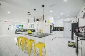 Fridge, microwave, oven, stovetop - Private Resort Mini-Golf, Pickleball & Heated Pool (Bradenton)