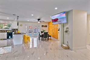 Jääkaappi, mikroaaltouuni, uuni, liesi