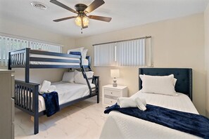 4 makuuhuonetta, työpöytä, silitysrauta/-lauta, ilmainen Wi-Fi