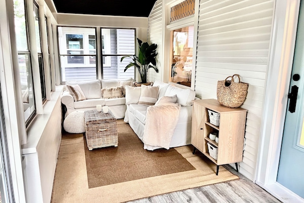 Una televisión, una chimenea